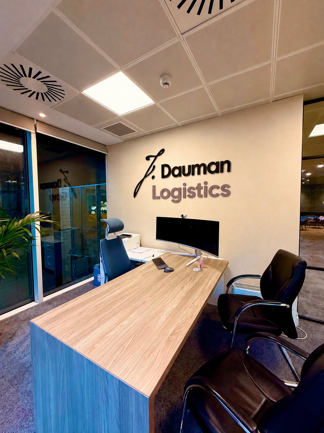 Biuro J.Dauman Logistics — recepcja z logo, Ealing Cross, Londyn