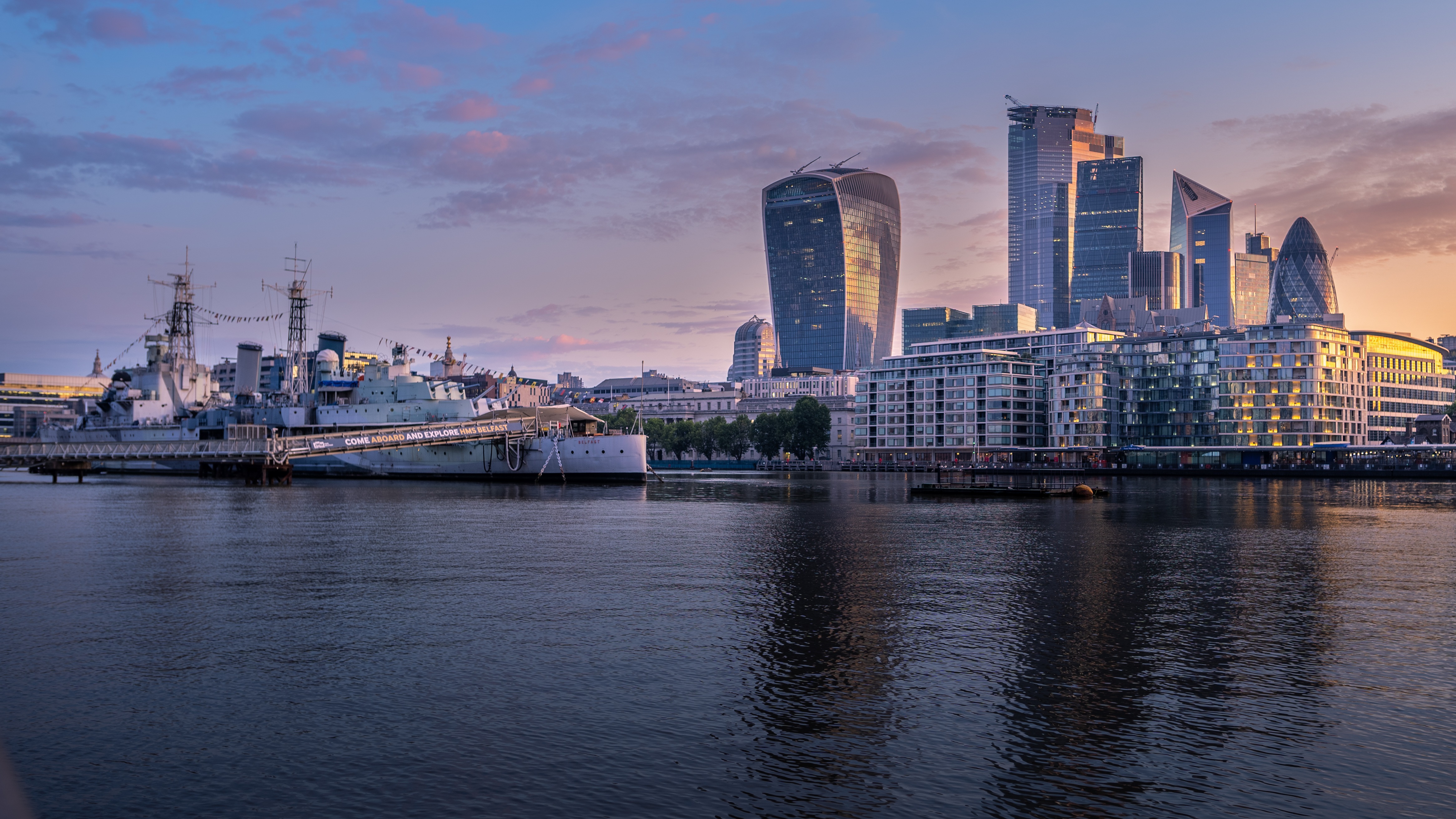 Londyn — City of London o zachodzie słońca